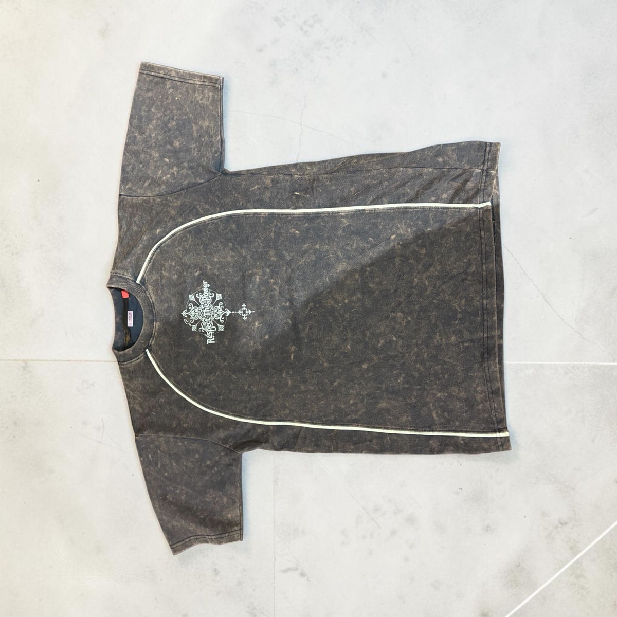 DOWN SHOULDER ACID WASH T-SHIRT